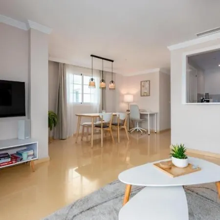 Stylish Spacious Apt, Comfy Pool Prime Location Apartment *